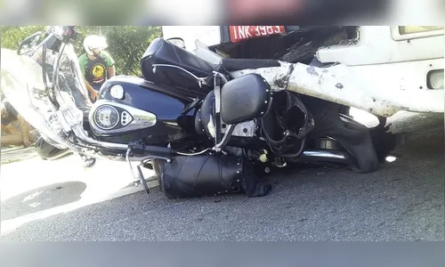 Para fugir de acidente, caminhoneiro arrasta moto por 32 km; Vídeo