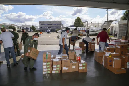 Paraná envia aos municípios vacinas e kits intubação