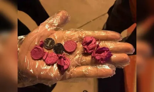 Passageiro joga moedas em turbina de avião e voo é cancelado