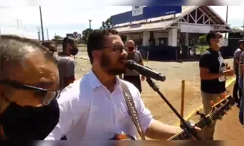 Pastores e obreiros cantam para pacientes do Honpar; vídeo