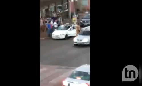 Pedestre fica em cima de carro após ser atropelado; veja