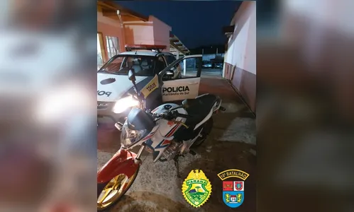 Pilotando sem capacete, menor tem motocicleta apreendida
