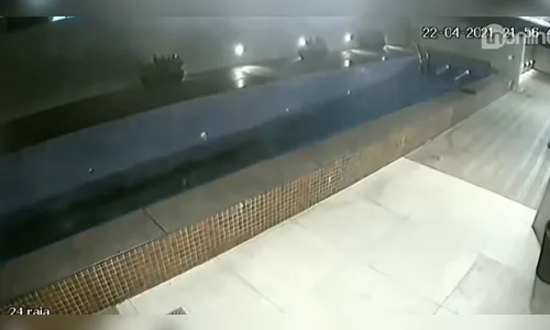 Piscina desaba sobre garagem em condomínio; assista