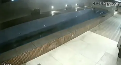 Piscina desaba sobre garagem em condomínio; assista