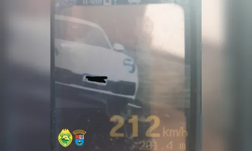 Polícia flagra carros a 157 km/h e 212 km/h em estrada