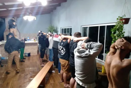 Policiais encerram festa rave clandestina e apreendem ecstasy e "loló"