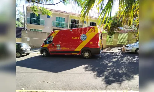 Portão cai em cima de mulher que sofre suspeita de fraturas