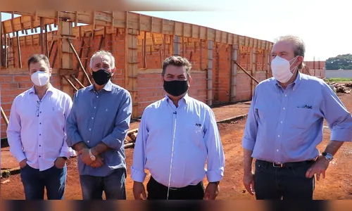 Prefeito e deputado federal visitam escola em construção