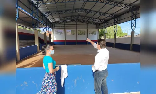Prefeito vistoria construção de quadra esportiva em escola