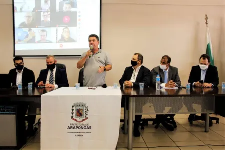 Prefeitos participam de reunião com empresa sobre vacinas