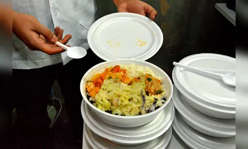 Projeto de lei proíbe dar comida a moradores de rua sem aval