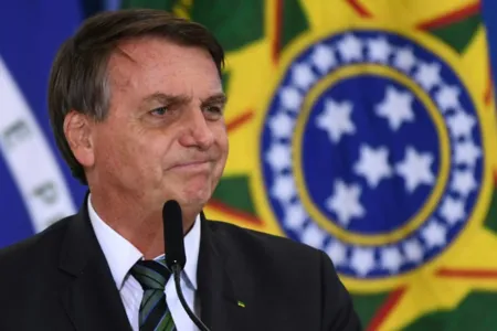 Rejeição de Bolsonaro cresce com piora da pandemia