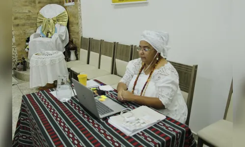 Sacerdotisa Ìyálorisa representa Arapongas em evento online