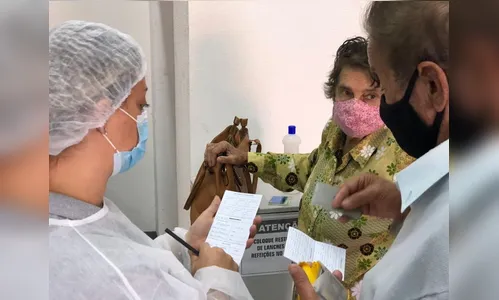 Saúde aplica 2ª dose de CoronaVac em idosos acima de 80 anos