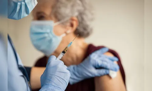 Saúde de Arapongas inicia vacinação aos idosos acima dos 80 anos.