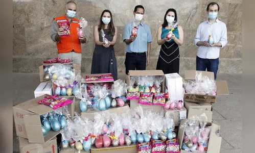 Segurança entrega 1,4 mil ovos de chocolate para campanha