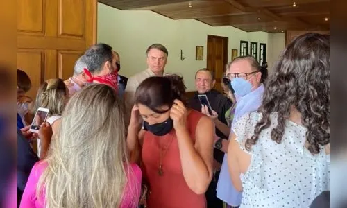 Sem máscara, Bolsonaro participa de missa em Brasília