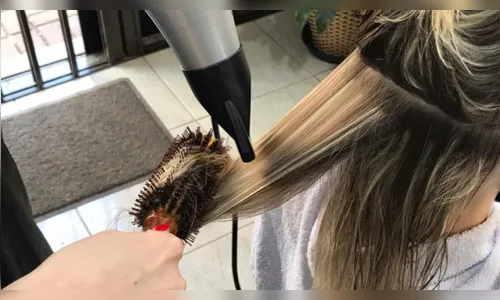 Sem utilizar máscara, cabelereira com Covid-19 abre salão