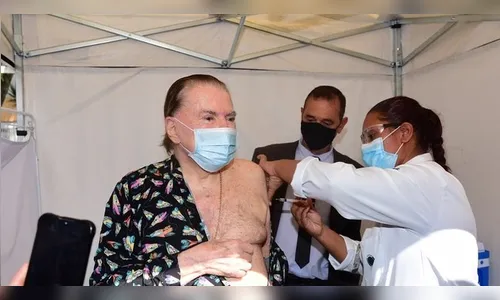 Silvio Santos toma segunda dose da vacina contra covid-19