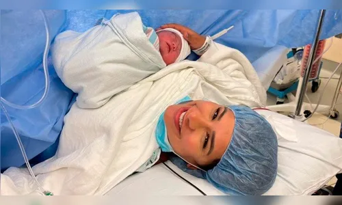 Simone apresenta filha que nasceu nos EUA