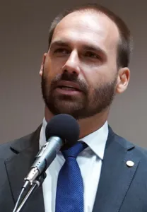 Sobre máscara, Eduardo Bolsonaro dispara: “Enfia no rabo, gente”