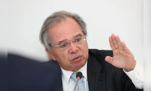 Superávit comercial deve ajudar a baixar dólar, diz Guedes