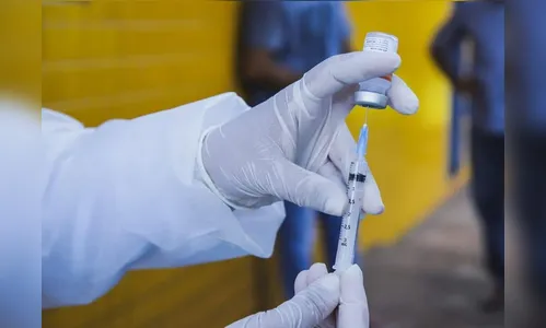 TCE-PR investiga políticos que teriam furado fila da vacina