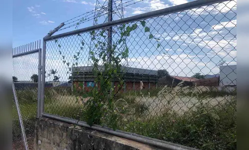 Moradores reclamam de mato alto em terreno de torre de telefonia, em J. Alegre