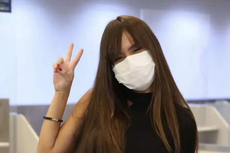 Thais Braz é pura simpatia no aeroporto