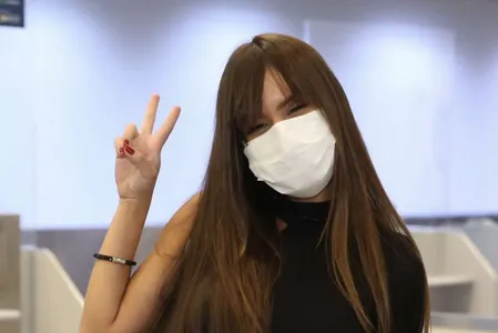 Thais Braz é pura simpatia no aeroporto
