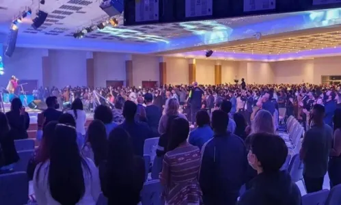 Um dia após culto ser interditado, pastor reúne milhares de fiéis no PR