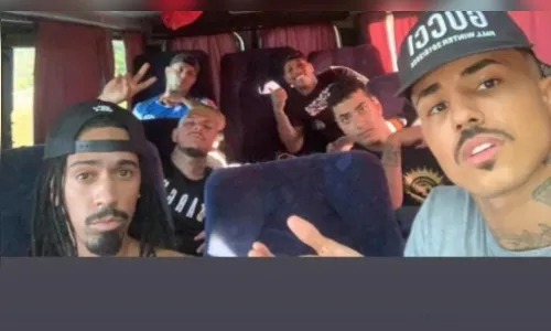 Um mês após perder a mãe para covid, Ronaldinho faz festa