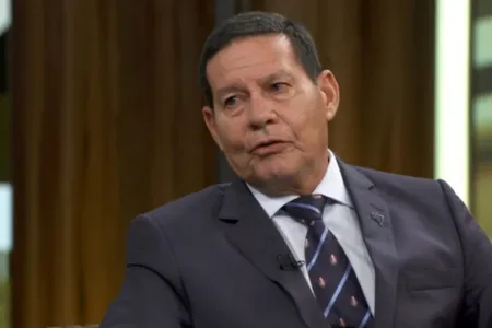 “Única saída é vacinar todo mundo, o resto é paliativo”, diz Mourão