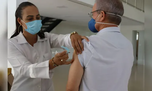 Trabalhadores da saúde recebem a 2ª dose da vacina contra Covid-19, em Ivaiporã