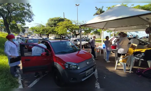 Vacinação para idosos de 78 e 79 tem grande movimento; assista