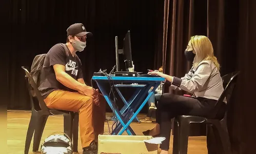 Vagas para nova loja Muffato atraem grande número de pessoas