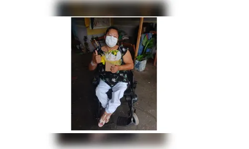 Vendedora cadeirante se recupera da covid-19 e comemora