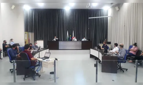 Vereadores acatam veto e cai projeto que aumentava salário