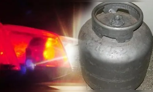 Vizinho avisa morador que seus pertences da casa estavam na rua