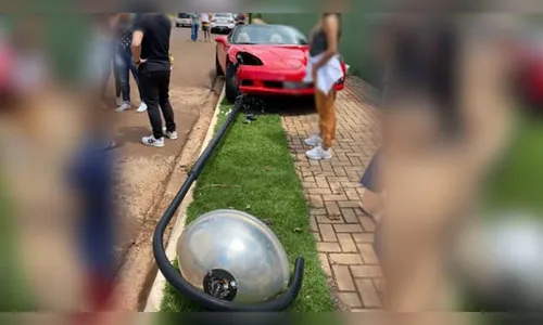 Youtuber perde o controle do carro de luxo e derruba poste