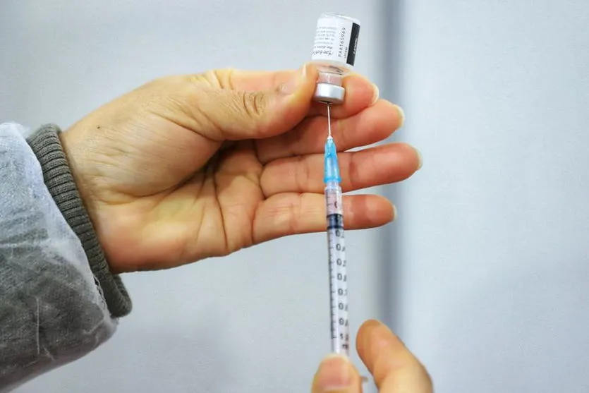 63,21% dos adultos já receberam vacina contra Covid-19 no PR