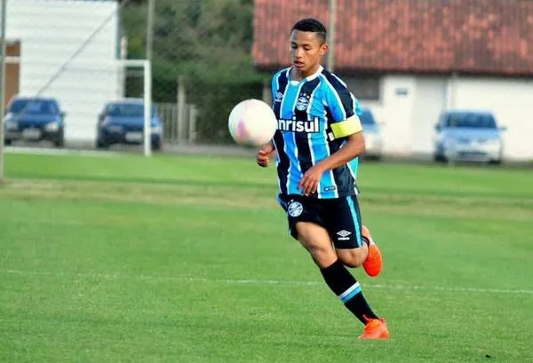 Atacante de Apucarana dedica gol para avó vítima da covid