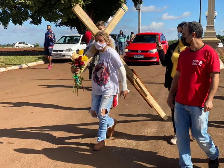 Avó que pagou promessa pelos netos chega em Lunardelli