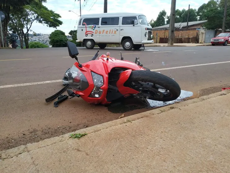 Batida entre Kombi e moto deixa um ferido em Apucarana