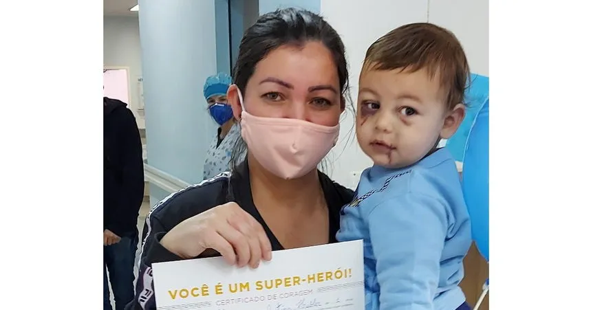 Bebê ferido em ataque a creche recebe alta no Dia das Mães