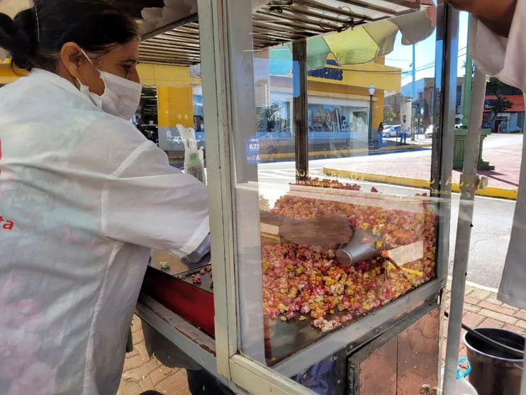 Câmera de segurança flagra furto em carrinho de pipoca; veja