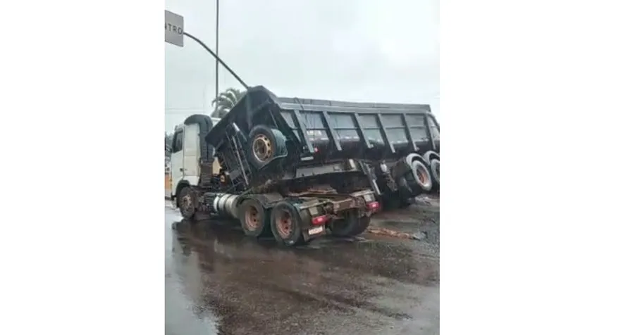 Caminhão é atingido por trem em Arapongas; vídeo