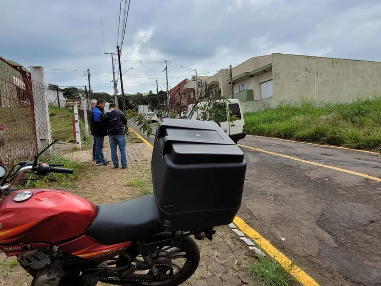 Caminhão em local irregular provoca acidente em Apucarana