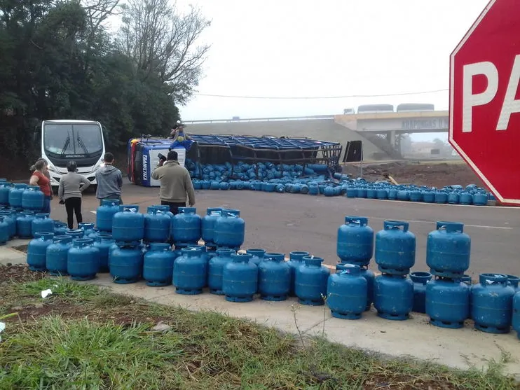 Carreta carregada com botijões de gás tomba em Arapongas