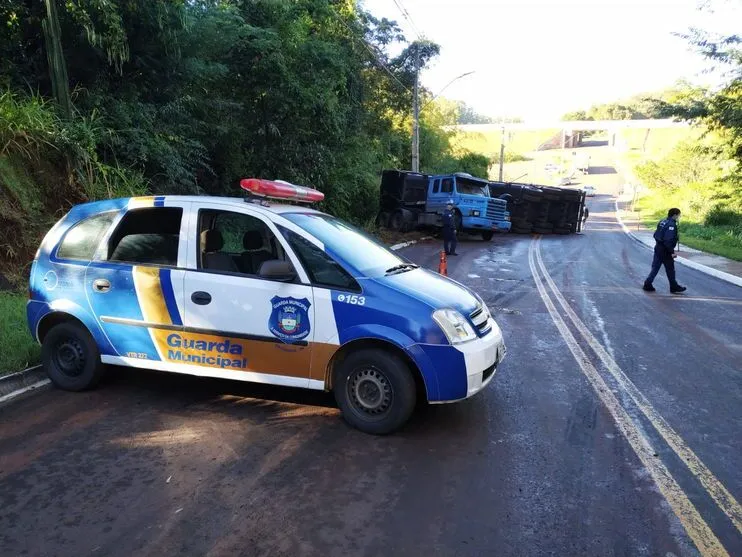 Carreta que tombou na Cristiano Kussmaul é retirada; veja